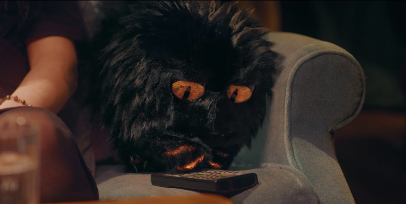 Le Petit Monstre (réalisé en VFX) sur canapé télécommande - court métrage YouTube