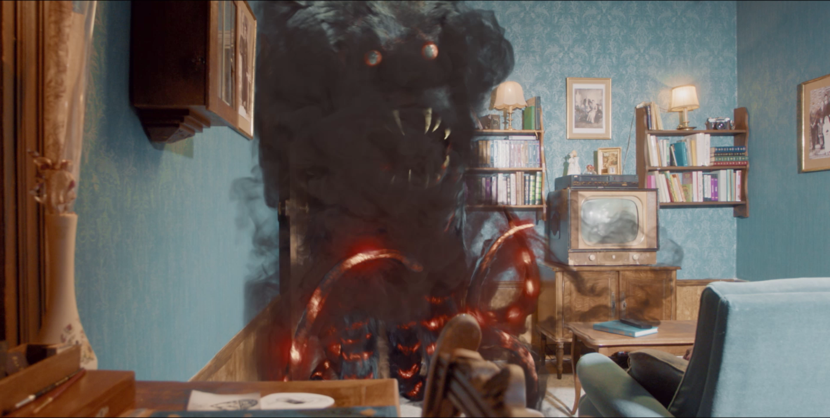 Le petit monstre - Gros monstre en colère lumière salon télévision canapé livres tableaux