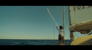 Femme sur bateau qui tire une fusée de détresse - VFX
