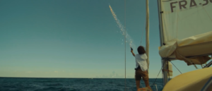 Femme super bateau qui tire une fusée de détresse - Effets spéciaux