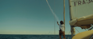 Femme super bateau qui tire une fusée de détresse - Visuals Effects