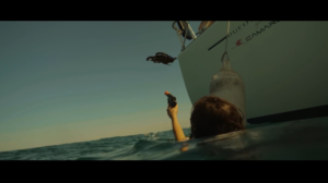 Femme dans l'eau qui tire sur un drone avec une fusée de détresse.
