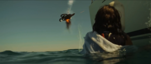 Femme dans l'océan tirant drone avec pistolet fusées de détresse VFX drone touché