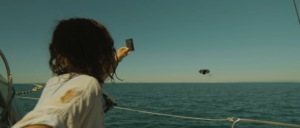 Femme sur bateau montrant une carte à un drone