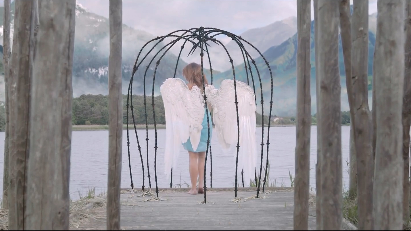 Femme avec des ailes, bord de l'eau, montagnes, emprisonnée, VFX