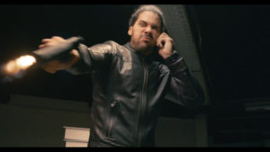 Jeremy Nadeau au téléphone tirant avec son pistolet