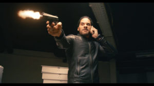 Jeremy Nadeau au téléphone tirant avec son pistolet