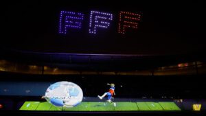 Garçon tirant dans un ballon de football - création virtuelle en 3D - Logo FFF créé avec des drones