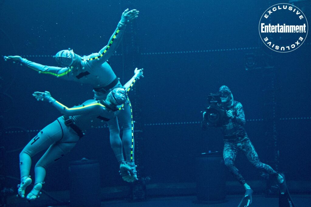 Deux experts en gymnastique et danse sous-marine et un cadreur pendant le tournage d'Avatar 2, la voie de l'eau experts en gymnastique et danse sous-marine 